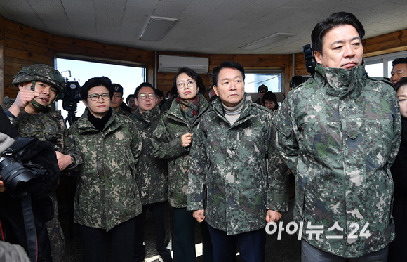 22일 강원도 인제군 12사단 향로봉경계작전중대를 방문한 국회 성일종 국방위원장 등 국방위 의원들이 브리핑을 듣고 있다. [사진=곽영래 기자]