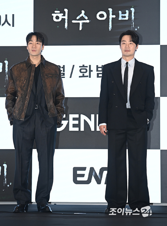 배우 박해수, 이희준이 13일 서울 구로구 더 세인트에서 열린 ENA 새 월화 '허수아비' 제작발표회에서 포토타임을 갖고 있다. [사진=곽영래 기자]