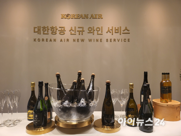 대한항공은 13일 오전 서울 포시즌스 호텔에서 신규 기내 와인 발표회를 열고 새롭게 선정된 기내 와인 50종을 발표했다. [사진=양호연 기자]