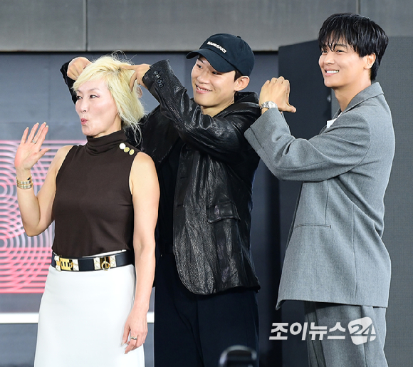 배우 이혜영-김성철-연우진이 19일 오후 부산광역시 해운대구 우동 영화의 전당에서 열린 제30회 부산국제영화제(BIFF) '파과' 야외무대인사 행사에 참석하고 있다. [사진=정소희 기자]