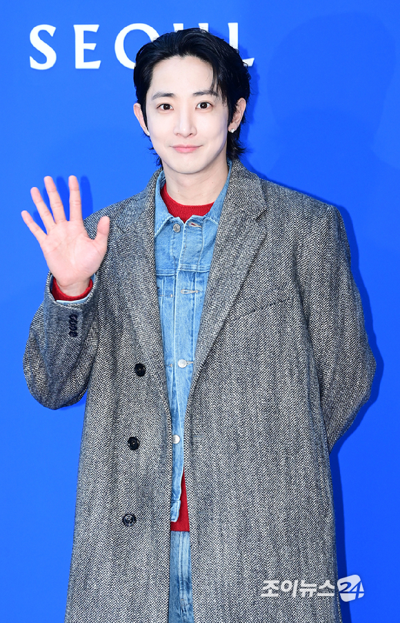 배우 이수혁이 5일 오후 서울 강남구 청담동에서 열린 타임 서울 플래그십 스토어 오픈 기념 포토월 행사에 참석하고 있다. [사진=정소희 기자]