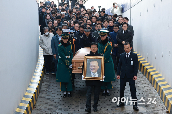 베트남 출장 중 별세한 고(故) 이해찬 전 총리의 운구 차량이 27일 서울 종로구 서울대병원 장례식장에 도착해 운구되고 있다. [사진=곽영래 기자]