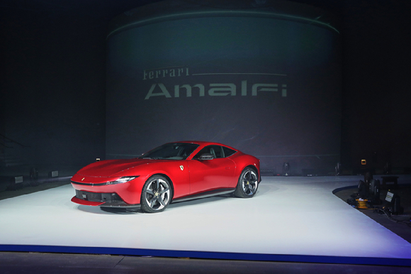 페라리 코리아가 23일 서울 워커힐 호텔에서 공개한 '페라리 아말피'. [사진=페라리 코리아]
