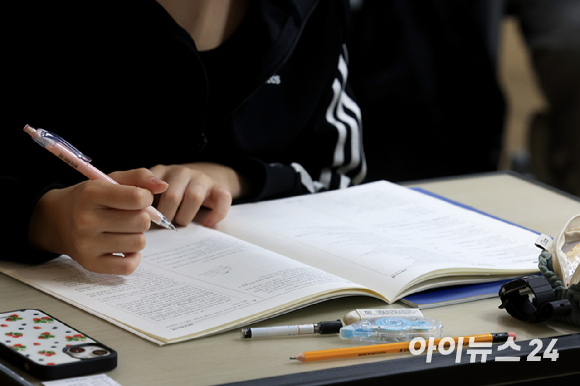 2025학년도 대학수학능력시험일인 지난해 11월 14일 서울 영등포구 여의도여자고등학교에서 수험생들이 시험 시작을 기다리고 있다. [사진=사진공동취재단]