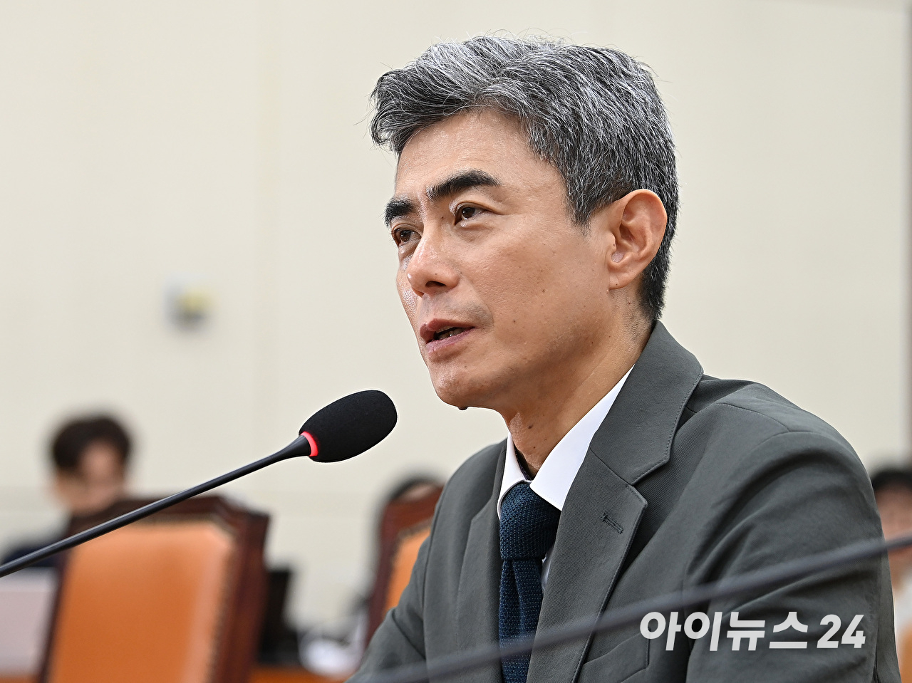 강신철 국방부 장관 후보자가 16일 서울 여의도 국회 국방위원회에서 열린 인사청문회에서 질의에 답변하고 있다. [사진=곽영래 기자]
