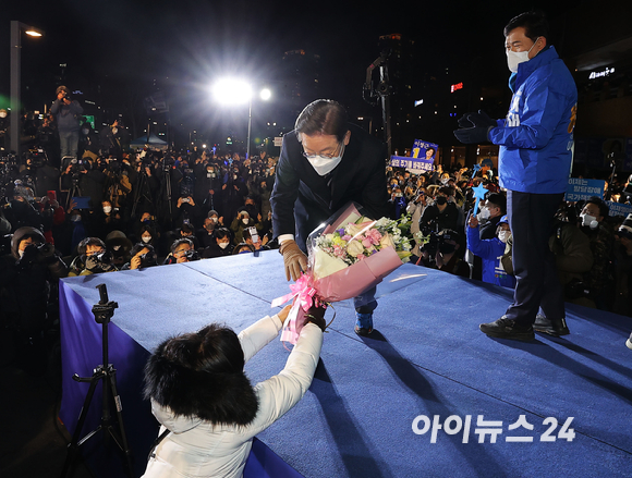 이재명 더불어민주당 대선후보가 제20대 대통령 선거 공식 선거운동이 시작된 15일 서울 강남고속버스터미널 광장에서 집중 유세 중 지지자에게 꽃다발을 받고 있다. [사진=국회사진취재단]