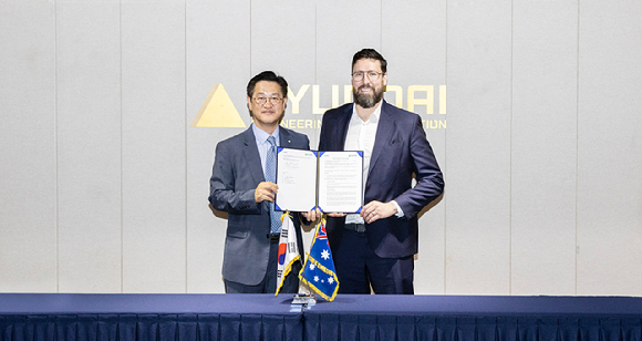 김경수 현대건설 글로벌사업부장(왼쪽)과 조나단 디실바(jonathan D'Sylva) 오스넷 인프라 개발책임자(오른쪽)가 업무협약을 체결한 후 기념사진을 촬영하고 있다. [사진=현대건설]