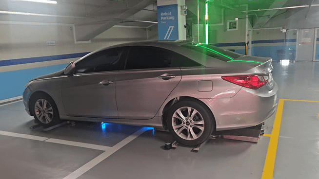 주차로봇 '파키'가 차량을 들어올려 지정된 주차 공간으로 옮기고 있다. [사진=설재윤 기자]
