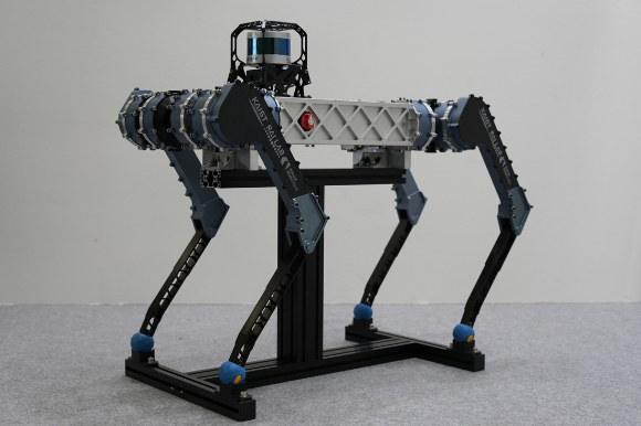 유로보틱스의 휴머노이드가 계단을 오르고 있다. [사진=KAIST]