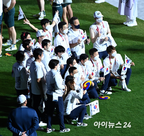 '2020 도쿄올림픽'이 17일간의 열전을 마무리하고 8일 오후 일본 도쿄 올림픽스타디움(국립경기장)에서 폐회식을 개최했다. 폐회식에 참석한 한국 선수단이 즐거운 시간을 보내고 있다.