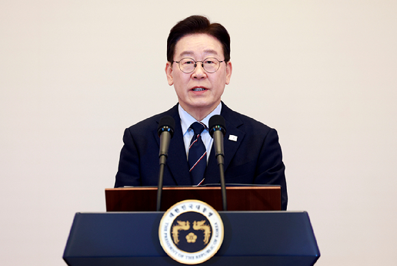 이재명 대통령이 6일 청와대 영빈관에서 열린 2026년 준장 진급 장성 삼정검 수여식에서 격려사를 하고 있다. 2026.3.6 [청와대통신사진기자단] [사진=연합뉴스]