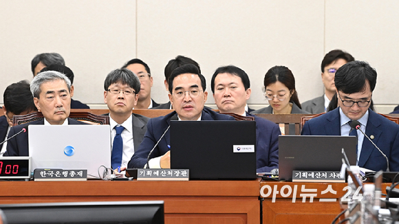 박홍근 기획예산처 장관이 9일 서울 여의도 국회에서 열린 재정경제기획위원회 전체회의에서 질의에 답변하고 있다. [사진=곽영래 기자]