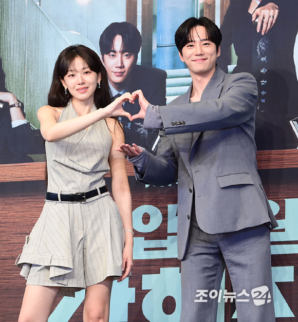 배우 이주명과 이준영이 28일 오후 서울 구로구 신도림동 더링크서울 트리뷰트 포트폴리오 호텔에서 열린 JTBC 새 토일드라마 '신입사원 강회장' 제작발표회에 참석하고 있다. [사진=정소희 기자]