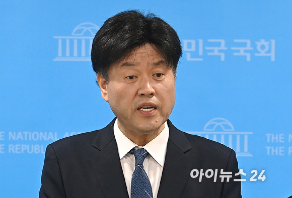 더불어민주당 전략공천 대상에서 제외된 김용 전 민주연구원 부원장이 28일 서울 여의도 국회 소통관에서 기자회견을 마친 뒤 취재진의 질문에 답변하고 있다. [사진=곽영래 기자]