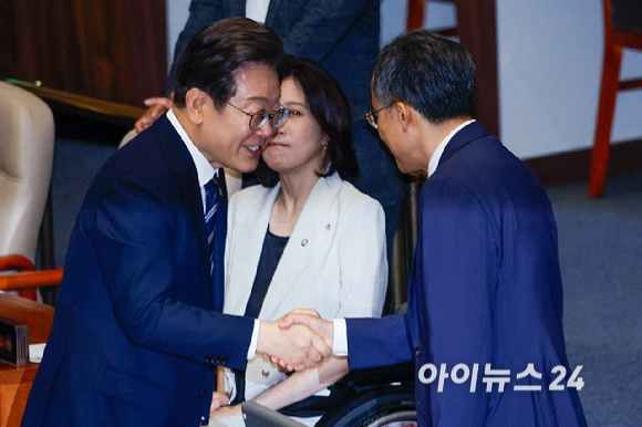 이재명 대통령이 26일 오전 서울 여의도 국회에서 열린 제426회국회(임시회) 제2차 본회의에서 2025년도 제2회 추가경정예산안에 대한 정부의 시정연설을 마친 뒤 국민의힘 의원들과 악수하고 있다. [사진=국회사진기자단]