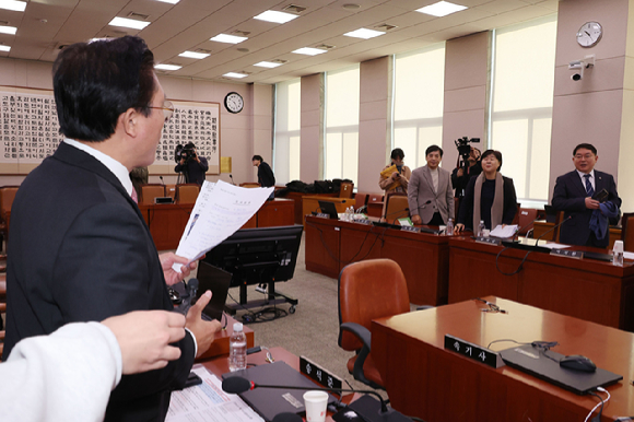 17일 오전 서울 여의도 국회에서 열린 법제사법위원회 전체회의에서 국민의힘 송석준 의원과 야당 의원들이 언쟁을 벌이고 있다. [사진=연합뉴스]