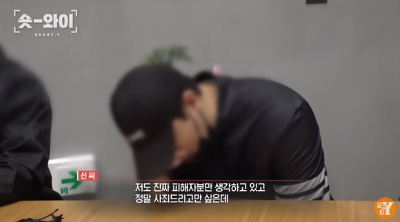 지난 2일 서울시 강남구 압구정역에서 롤스로이스 운전자가 인도로 돌진해 20대 여성을 들이받았다. 사진은 사고 당시 모습. [사진=유튜브 '카라큘라 탐정사무소' 캡처]