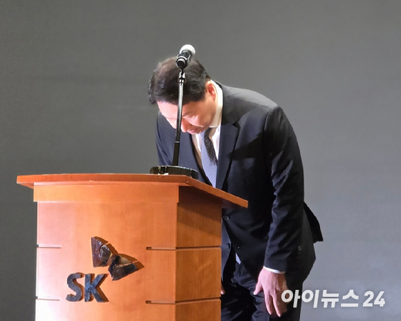 최태원 SK그룹 회장이 7일 오전 서울 중구 SK T타워에서 열린 SKT 해킹 관련 일일브리핑에서 대국민 사과를 진행하고 있다. [사진=안세준 기자]