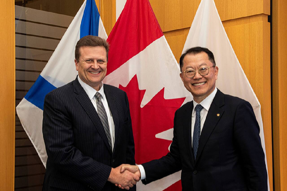 김희철 한화오션 대표(왼쪽에서 네번째)와 캐나다 노바스코샤주 팀 휴스톤 주총리(왼쪽에서 세번째) 등 양국 관계자들이 면담을 마친 뒤 기념 촬영을 하고 있다. [사진=한화오션]