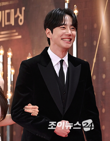 배우 이준영이 31일 오후 서울 여의도 KBS에서 열린 2025 KBS 연기대상&nbsp;레드카펫 포토월 행사에서 포즈를 취하고 있다. [사진=곽영래 기자]