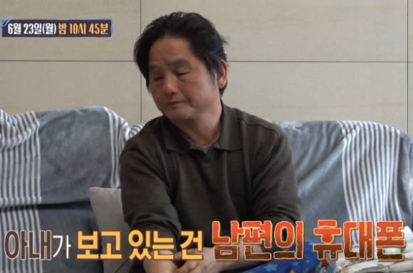 남편의 바람을 의심해 팬티 냄새까지 맡았다는 한 아내의 사연이 알려졌다. 사진은 AI로 생성한 이미지로, 본 기사 내용과 무관. [사진=챗GPT]
