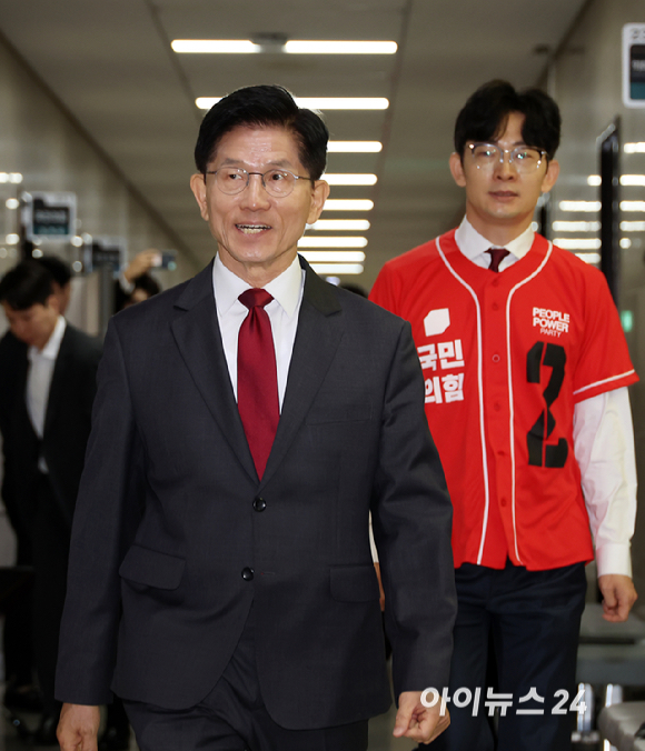 김문수 국민의힘 대선 후보가 15일 국회에서 열린 중앙선대위 회의 및 중앙선대위 임명장수여식에 참석하고 있다. [사진=곽영래 기자]