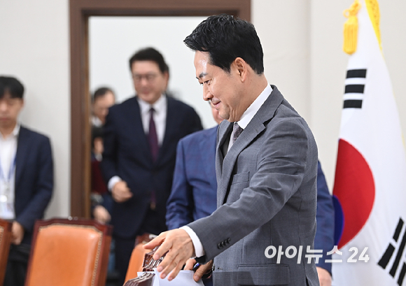 장동혁 국민의힘 당대표가 14일 서울 여의도 국회에서 열린 최고위원회의에 참석하고 있다. [사진=곽영래 기자]