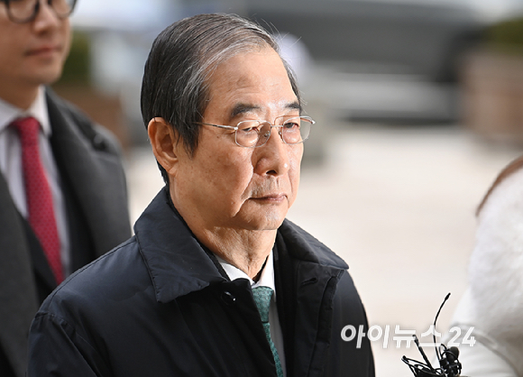 내란 방조 및 내란 중요임무 종사 혐의를 받는 한덕수 전 국무총리가 26일 서울중앙지법에서 열린 결심 공판에 출석하고 있다. [사진=곽영래 기자]