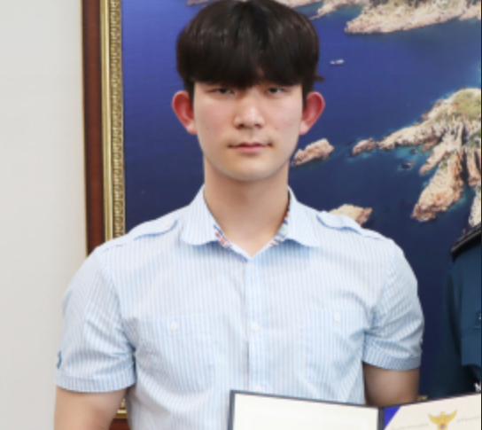 지난 26일 한밤중 해안가를 산책하다 바다에 빠진 여성을 구조한 통영고등학교 2학년 박지한 군에게 경찰청장 상장이 전수됐다. [사진=통영경찰서]