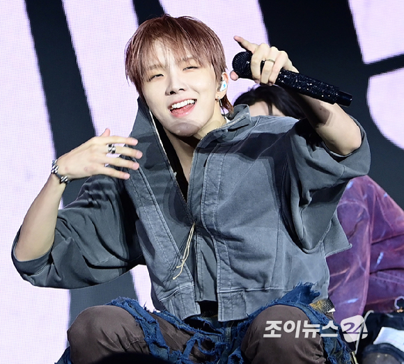그룹 보이넥스트도어 운학이 20일 오후 서울 강서구 KBS아레나에서 열린 보이넥스트도어(BOYNEXTDOOR) 새 앨범 '디 액션'(The Action) 쇼케이스에 참석해 타이틀곡 '헐리우드 액션' 무대를 선보이고 있다. [사진=정소희 기자]
