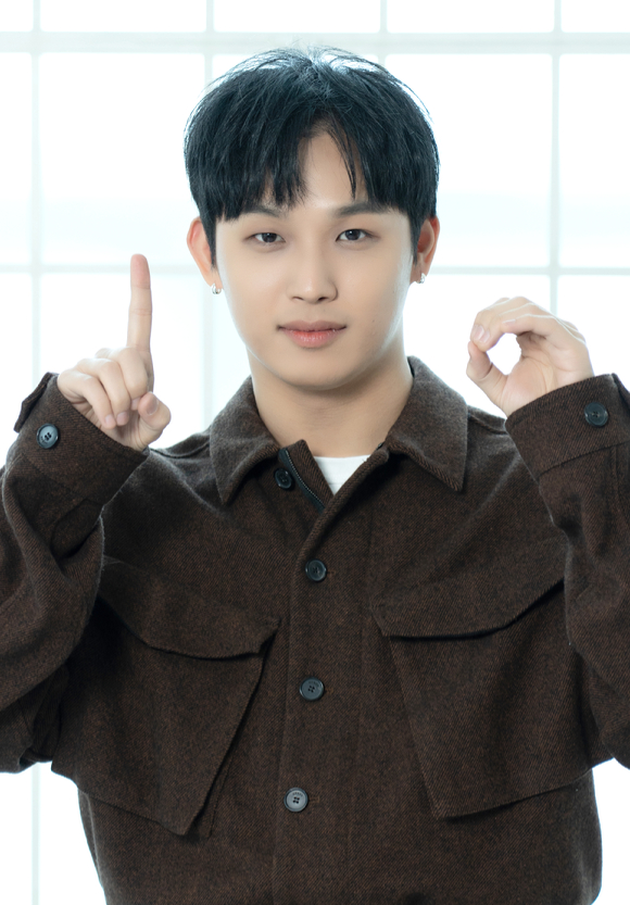 그룹 비투비 임현식이 21일 온라인으로 진행된 비투비 정규 3집 'Be Together' 발매 기념 기자간담회에 참석해 포즈를 취하고 있다. [사진=큐브엔터테인먼트]