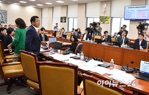 국민의힘 의원들이 7일 오후 서울 여의도 국회에서 열린 과학기술벙보방송통신위원회 전체회의에서 의사진행과 관련해 최민희 위원장에게 항의하며 회의장을 나가고 있다. [사진=곽영래 기자]