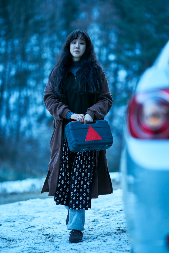 배우 정려원이 영화 '하얀 차를 탄 여자' 인터뷰에 앞서 포즈를 취하고 있다. [사진=(주)바이포엠스튜디오]