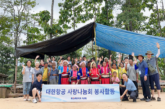 대한항공 직원들과 태국 치앙다오 현지 주민들이 기념 사진을 촬영하는 모습 [사진=ㅐ한항공]