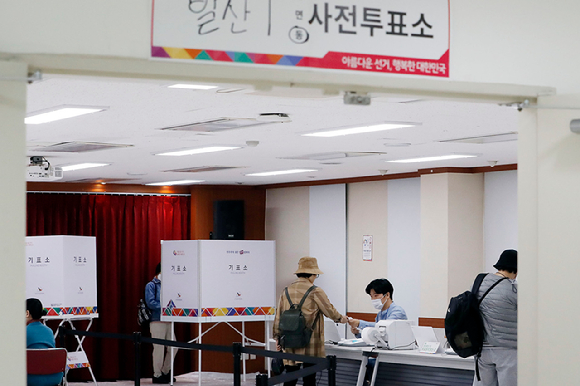 유권자들이 강서구청장 보궐선거 사전투표를 하고 있다. [사진=뉴시스]