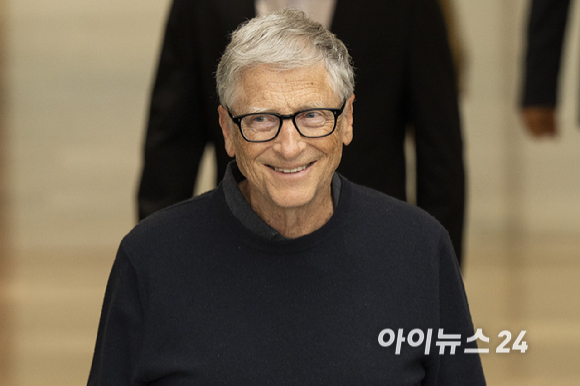 마이크로소프트(MS) 창업자인 빌 게이츠 '빌 앤 멜린다 게이츠 재단' 공동이사장이 20일 오후 서울김포비즈니스항공센터(SGBAC)를 통해 입국하고 있다. [사진=곽영래 기자]