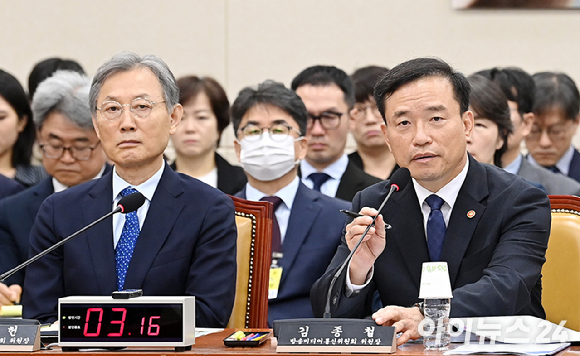 [2026 국감] AI 캐릭터챗, 보호모드 켜도 '자살 조롱'…"민원 119건 중 76건 검토 중" 늑장
