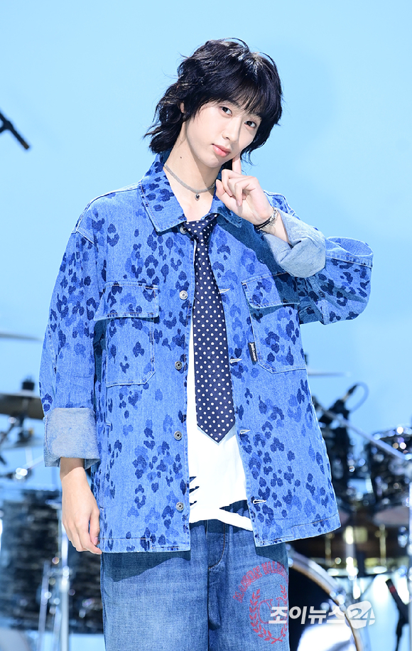 밴드 하이파이유니콘 허민이 13일 오후 서울 마포구 상암동 MBC 공개홀에서 열린 Hi-Fi Un!corn(하이파이유니콘) Single Album 'Teenage Blue' 발매 쇼케이스에 참석하고 있다. [사진=정소희 기자]