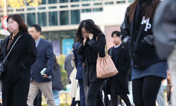 쌀쌀한 날씨가 이어진 가운데 시민들이 옷깃을 여미며 이동하고 있다. [사진=연합뉴스]
