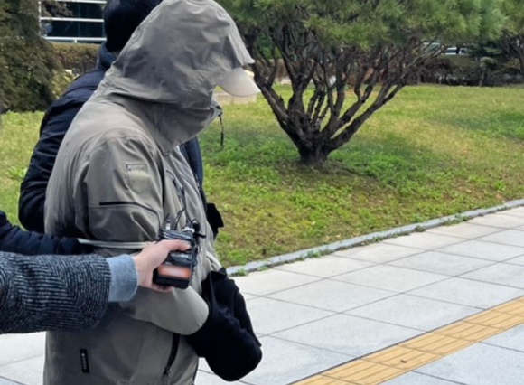 서울 강북구 한 식당에서 주인 부부를 상대로 칼부림을 벌여 아내를 살해한 60대 남성이 구속됐다. 사진은 영장실질심사를 받기 위해 법원으로 들어가고 있는 60대 남성 A씨. [사진=연합뉴스]