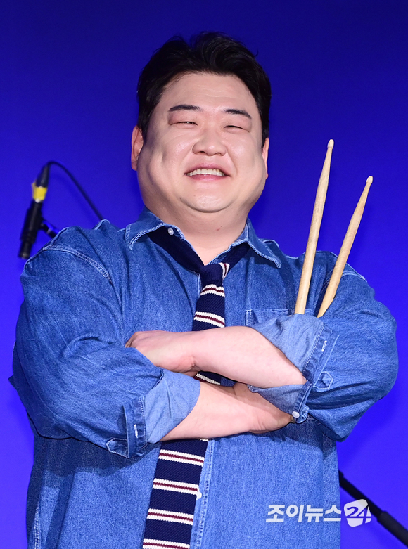 아묻따밴드 김준현이 12일 오후 서울 동숭동 SA홀에서 열린 첫 디지털 싱글 '알고 있잖아' 발매 기념 쇼케이스에 참석하고 있다. [사진=정소희 기자]