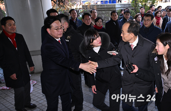 추경호 국민의힘 의원이 2일 서울 서초구 서울중앙지방법원에서 열린 구속 전 피의자 심문(영장실질심사)에 출석하며 국민의힘 의원들의 응원을 받고 있다. [사진=정소희 기자]