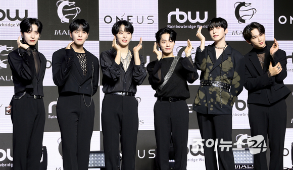 그룹 원어스(ONEUS)가 5일 오후 서울 노원구 광운대학교 동해문화예술관에서 열린 원어스 여덟 번째 미니앨범 '말루스(MALUS)' 쇼케이스에서 포토타임을 갖고 있다. [사진=정소희 기자]