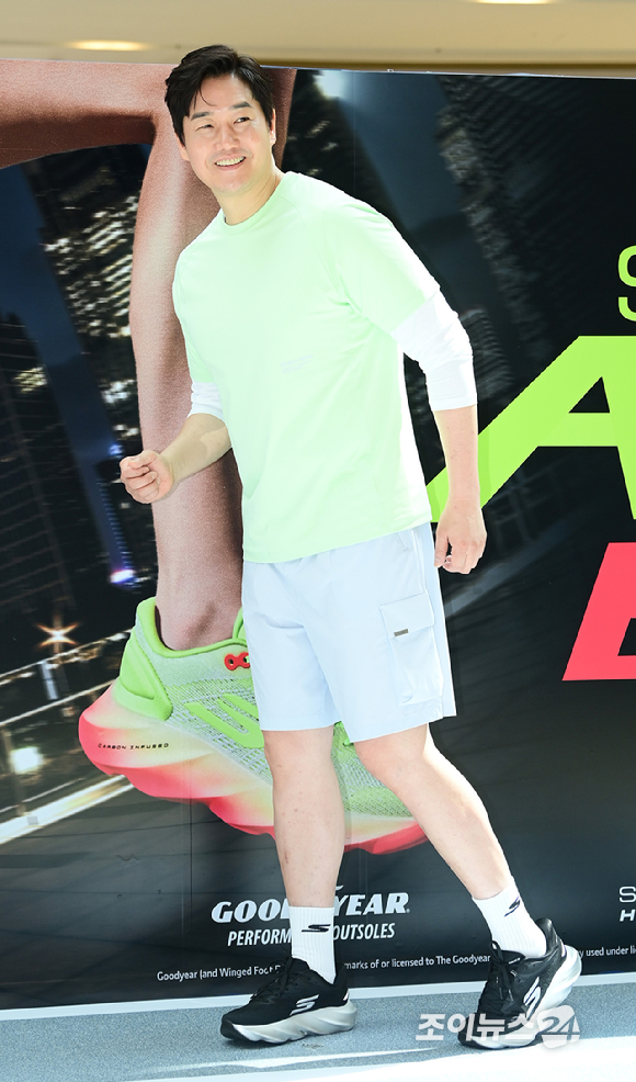 배우 유지태가 3일 오후 경기도 고양시 덕양구 스타필드 고양점에서 열린 스케쳐스 에어로 러닝화 팝업스토어 포토콜 행사에 참석하고 있다. [사진=정소희 기자]