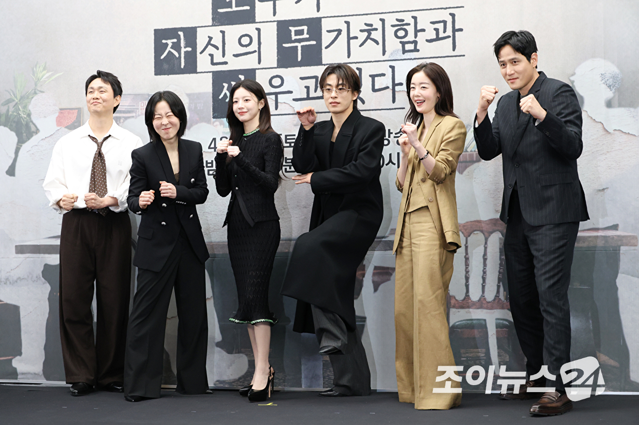 배우 오정세, 강말금, 고윤정, 차영훈 PD, 배우 구교환, 한선화, 박해준이 17일 오후 서울 마포구 상암동 스탠포드 호텔에서 열린 JTBC 새 토일드라마 '모두가 자신의 무가치함과 싸우고 있다' 제작발표회에 참석해 포즈를 취하고 있다. [사진=문수지 기자]