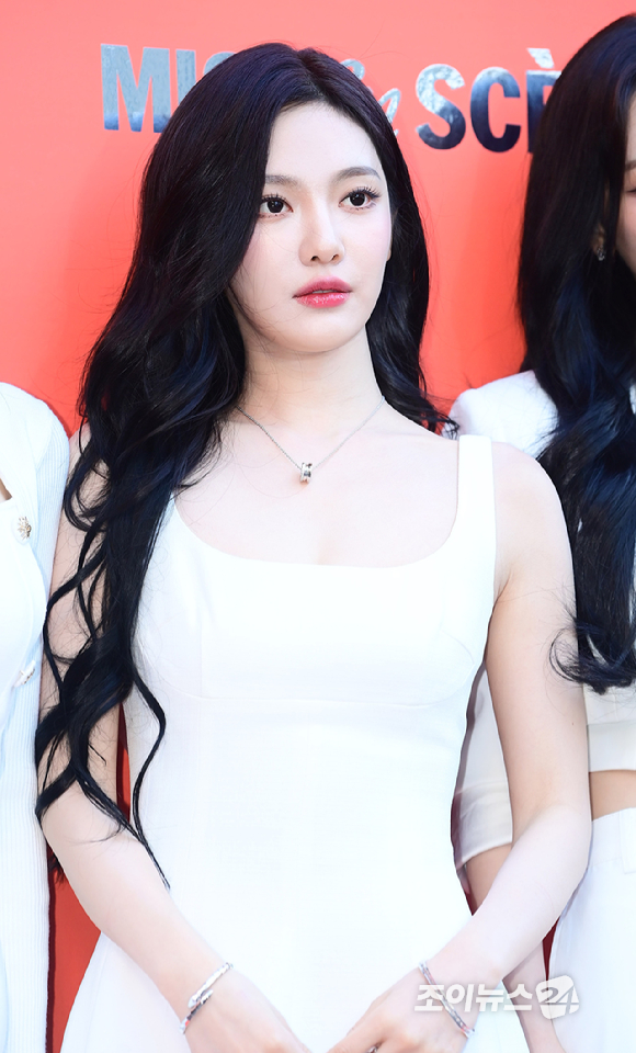 그룹 에스파(aespa) 닝닝이 19일 오후 서울 성동구 성수동 올리브영N 성수에서 열린 미쟝센 '퍼펙트 세럼 팝업' 팝업 행사 오픈 기념 포토콜 행사에 참석하고 있다. [사진=정소희 기자]