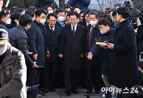 '성남FC 불법후원금 의혹'을 받고 있는 이재명 더불어민주당 대표가 10일 오전 경기도 성남시 수원지방검찰청 성남지청에 출석해 입장을 표명하고 있다. [사진=김성진 기자]