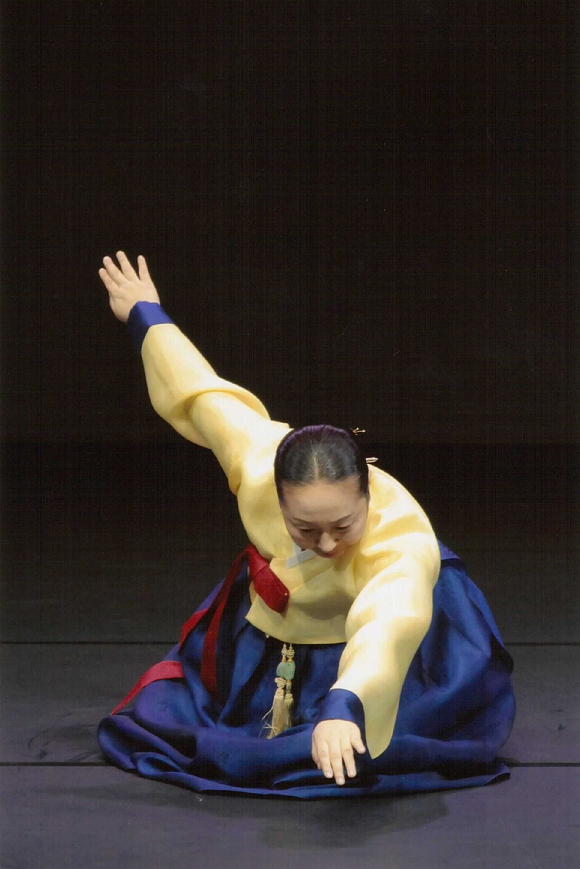 김경란 서울교방 대표가 전통춤을 추고 있다. [사진=조기숙 교수]