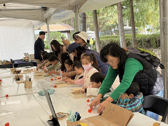 지난 29일 경북 경주 경북천년숲정원에서 진행된 APEC 2025 한국 관광프로그램 &lsquo;K-산림치유 프로그램: 비움숲(Forest Healing Meditation)&rsquo;에서 참가자들이 호흡 명상 활동에 참여하고 있다. [사진=산림청 한국산림복지진흥원]