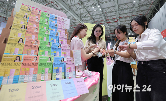 5일 베트남 호치민 SECC전시장에서 한국무역협회 주관 코엑스 주최로 열린 2025 베트남 국제 프리미엄 소비재전(VIPREMIUM)을 찾은 관람객들이 전시상품을 시식 해보고 있다. [사진=사진공동취재단]